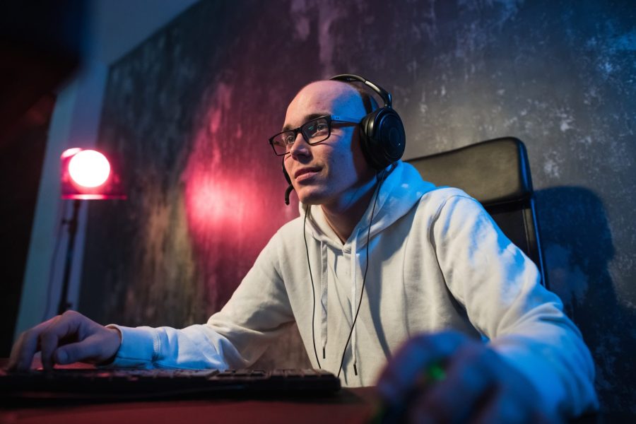 gamer with budget gaming headset gamer with budget gaming headset